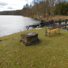 Kamenný podstavec u výpusti Konopišťského rybníka