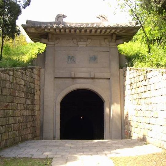 Zwei Mausoleen des Südlichen Tang-Reiches