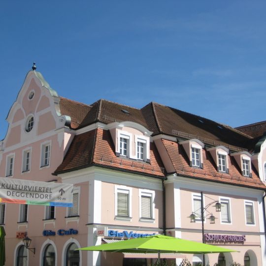 Wohn- und Geschäftshaus