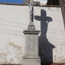 Kříž u kostela Čtrnácti sv. pomocníků v Radkovicích u Hrotovic