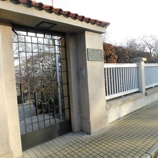 Pamětní deska Petra Fetra na domě Fetrovská 1446/2 na Hanspaulce