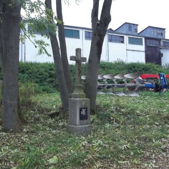 Kříž v Horní Radouni u zemědělského areálu