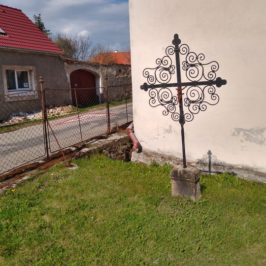 Kovaný kříž u kostela