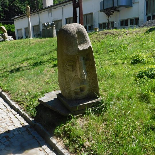 Socha v areálu Akademie u Lipnice nad Sázavou