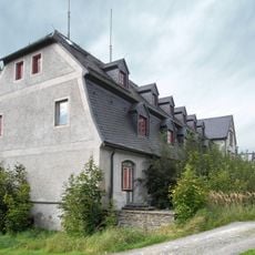 Wirtschaftsgebäude und Gutscheune eines ehemaligen Rittergutes Am Rittergut 13; 15