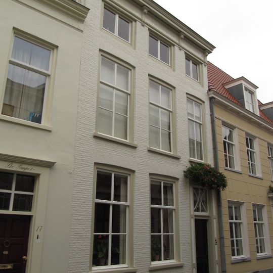 Huis met witgeschilderde lijstgevel en eenvoudige ingangsomlijsting