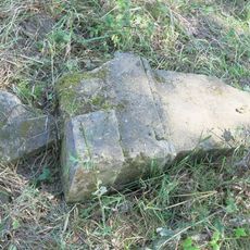 Kříž v remízku na pastvině severně od Březence