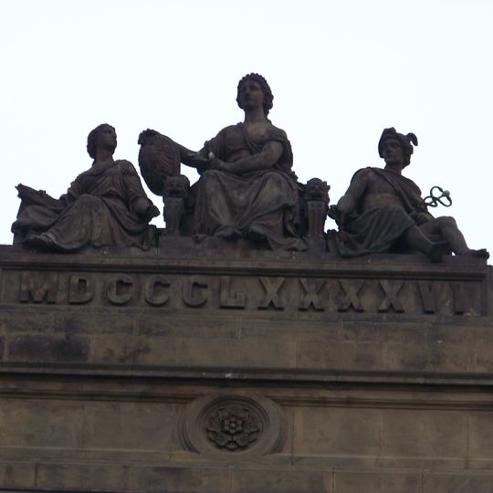 Sousoší vlevo ve štítě budovy Akademie věd na Národní třídě