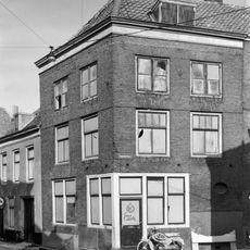 Hoekhuis blindenhoek met rechte gevels aan de zijde van de blindenhoek en aan de zijde van de bogardstraat