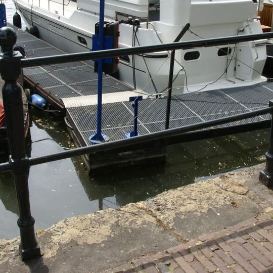 Langs de korte engelenburgerkade hoek lange gelderse kade, ijzeren balusterhekken