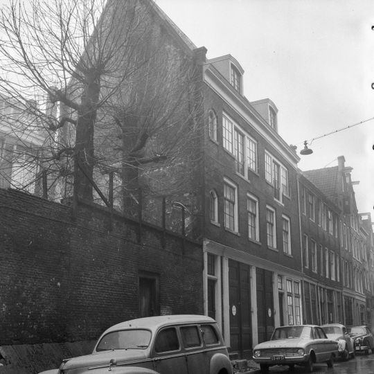 Pand met puntgevel met halsje onder gebogen afdekking