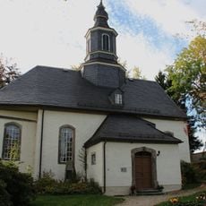 Kirche (mit Ausstattung), Kirchhof mit Einfriedung und Kriegerdenkmal für die Gefallenen des Ersten Weltkrieges Grüner Platz