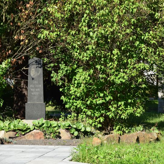 Pomník Julia Fučíka na návsi v Otvicích