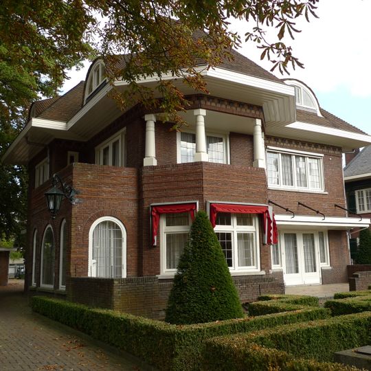 Villa in het villapark Den Elzent in Expressionistische vormentaal. De villa is tegenwoordig in gebruik als kantoor