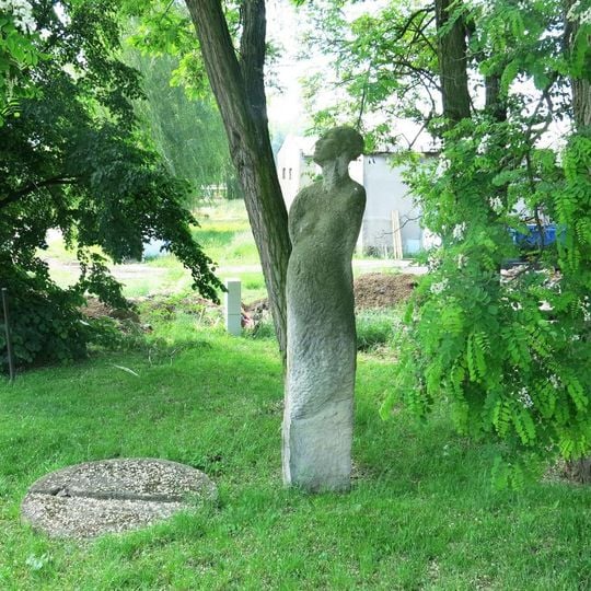 Kamenná plastika Marie Samodruhá naproti domu 145 v Radonicích