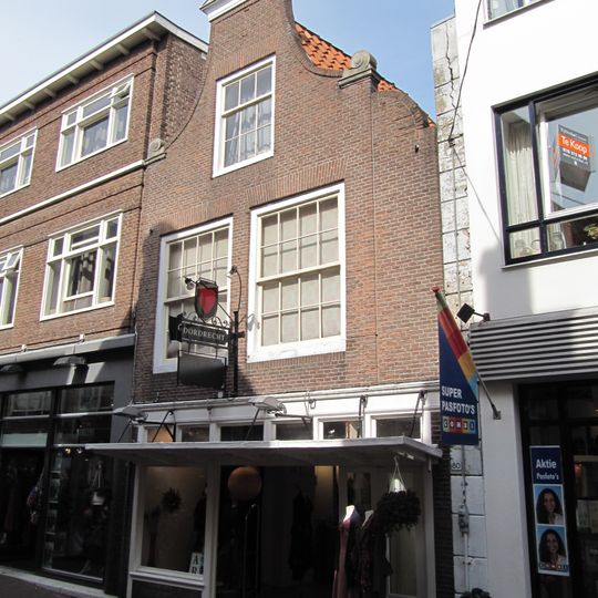 Pand met eenvoudige tuitgevel met hoekvoluten