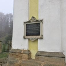 Pamětní deska padlému ve válce 1757 na kostele v Horním Prysku