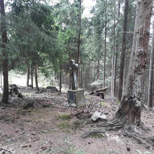 Památník jihovýchodně od Dolu