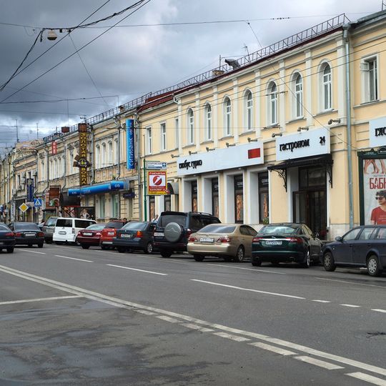 Жилой дом с лавками