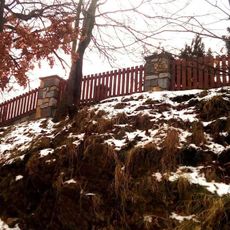 Kříž v Jindřichově Hradci nad ulicí Na Palici