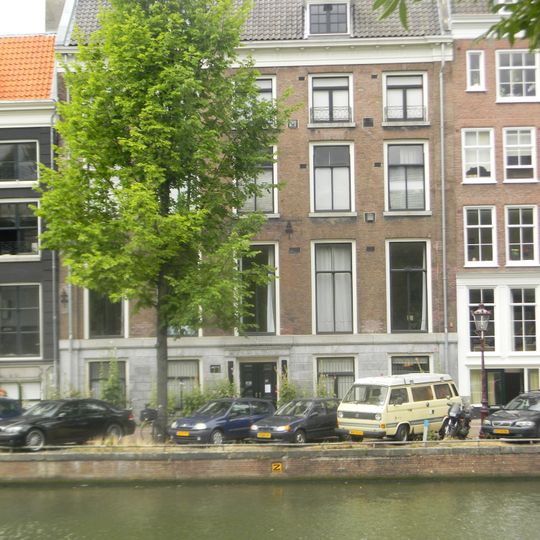 Dubbel huis met gevel voorzien van hoeklisenen onder rechte lijst