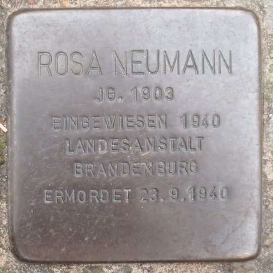 Stolperstein en memoria de Rosa Neumann