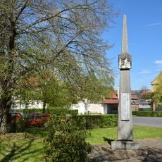 Pomník padlým na návsi ve Staňkovicích