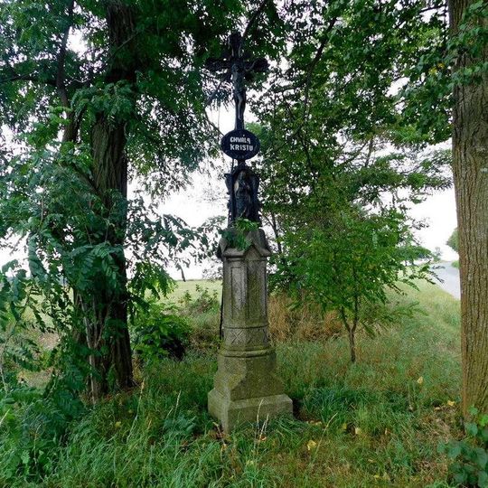 Kříž na východním okraji Otročic