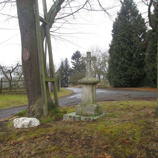 Kříž na návsi v Očíně