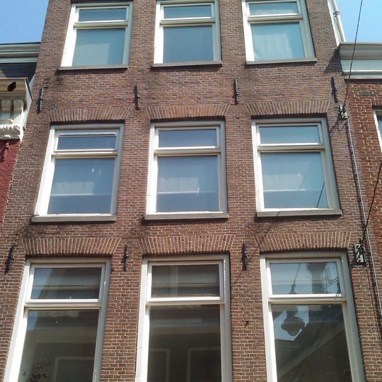 Verhoogd huis met rechte gevellijst en dakkapel