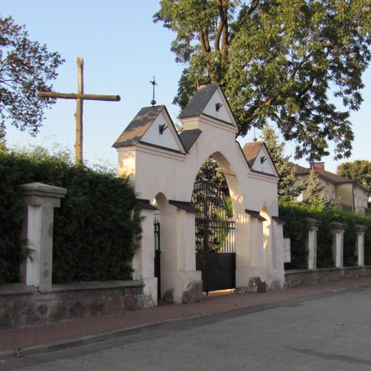 Ogrodzenie z bramą i 3 kapliczkami