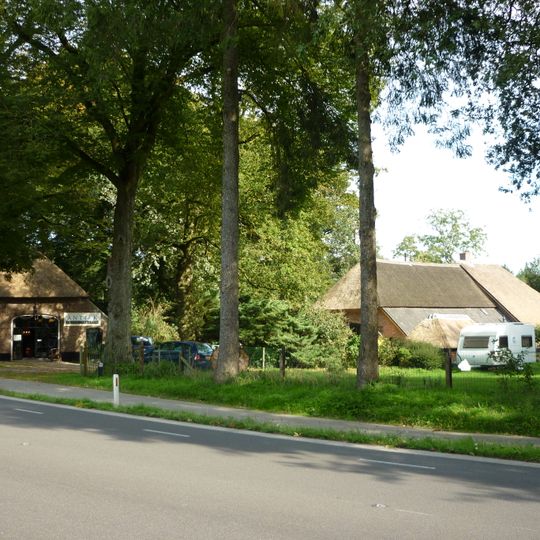 Boerderij onder rieten wolfdakvoorgevel