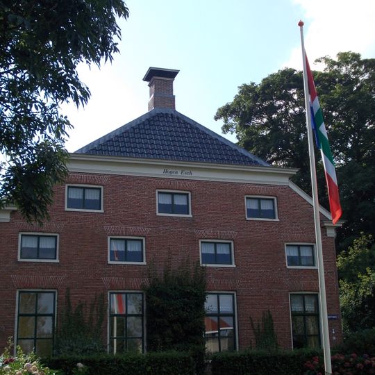 Boerderij van het Oldambtster type met omlijste ingang opzij en twee rijen zaadzoldervensters