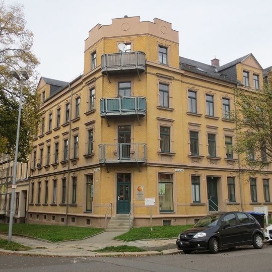 Mietshaus in Ecklage in geschlossener Bebauung Ricarda-Huch-Straße 10