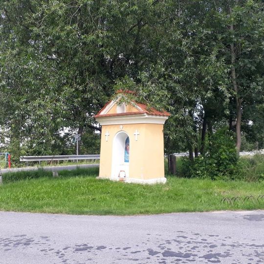 Kaplička v Dyníně u rozcestí