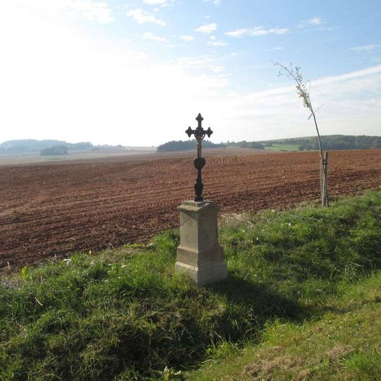 Kříž západně od Močidlece