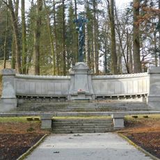 Kříž na hrobce Ringhofferů v Těptíně