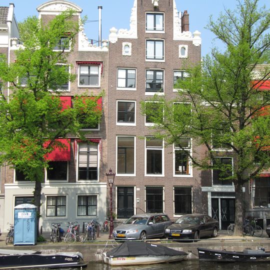 Pand met halsgevel van het type met 'doorboordebloem-motief'