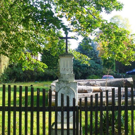 Kříž v zahradě domu 12 ve Veselém