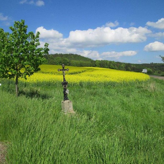 Kříž východně od Biskoupek na křižovatce