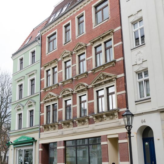 Wohn- und Geschäftshaus in geschlossener Bebauung Hauptstraße 66