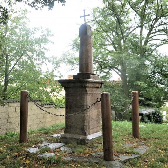 Boží muka v parku na konci Molákovy ulice v Hořelicích