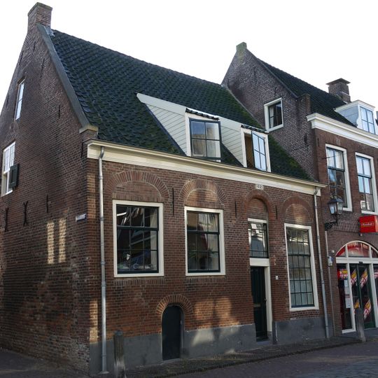 Huis met kroonlijst