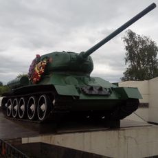 Танк Т-34-85 и 76-мм противотанковая пушка, установленные на рубеже обороны советских войск (Волотово)