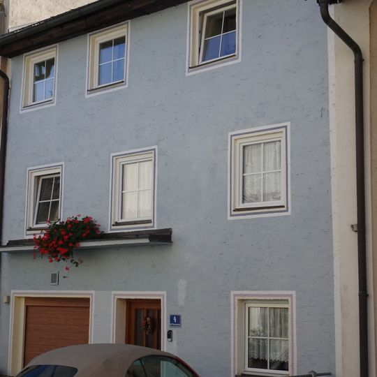 Wohnhaus mit Stadtmauer