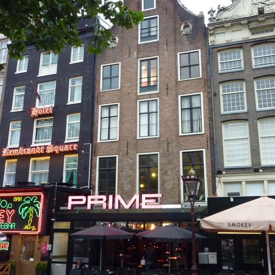 Pand met klokgevel met brede lisenen en twee oeils-de-boeuf