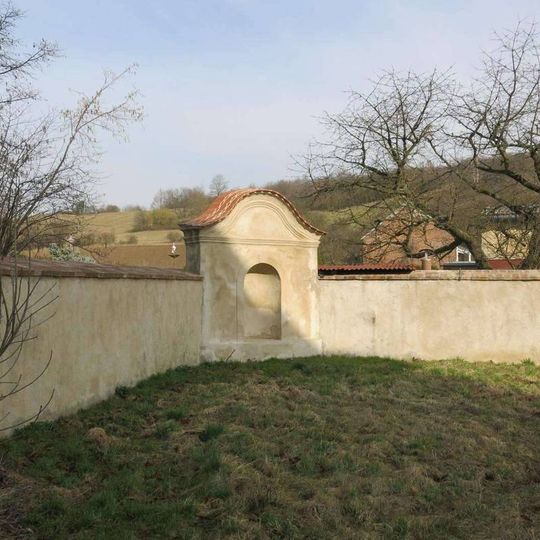 Kaplička vlevo za kostelem ve Rtyni nad Bílinou