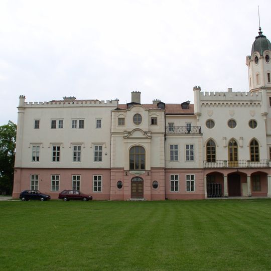 Kaštieľ a park, kaštieľ