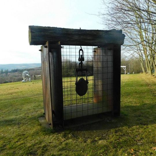 Plastika na okraji radarové louky v areálu Astronomického ústavu v Ondřejově