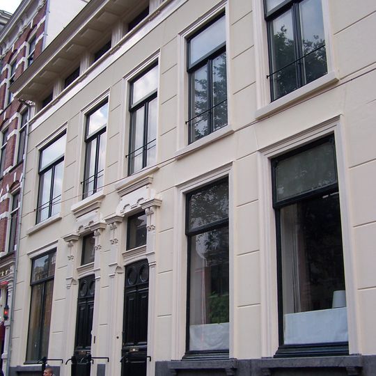 Dwarshuis onder een dak met het nummer 119a